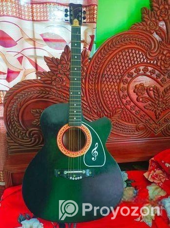 প্রায় নতুন একটি ক্লাসিক গিটার বিক্রি করা হবে