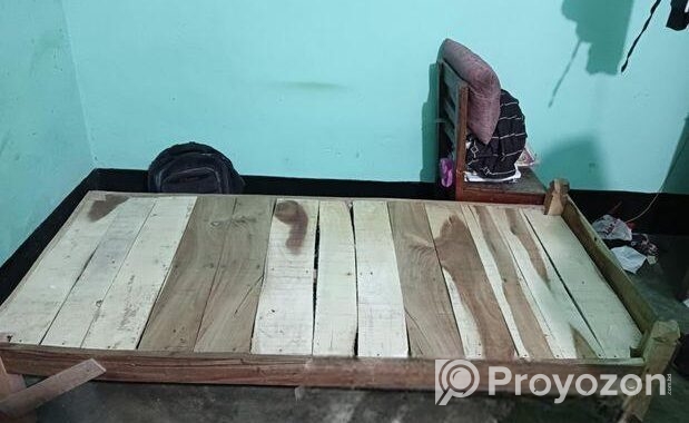 ১টি খাট, টেবিল, চেয়ার বিক্রয়