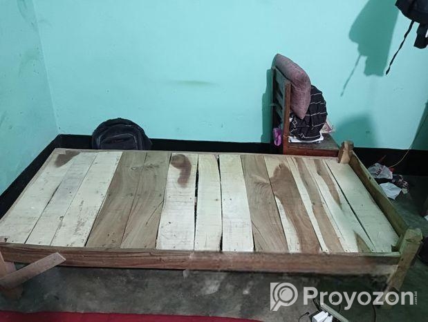 ১টি খাট, টেবিল, চেয়ার বিক্রয়