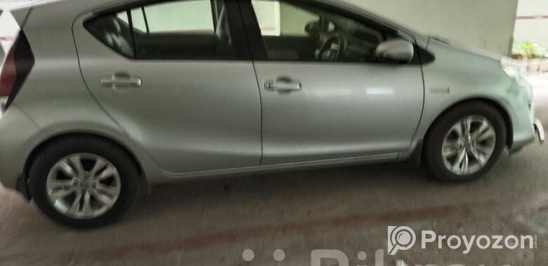 Toyota Aqua Hy-brid 2015