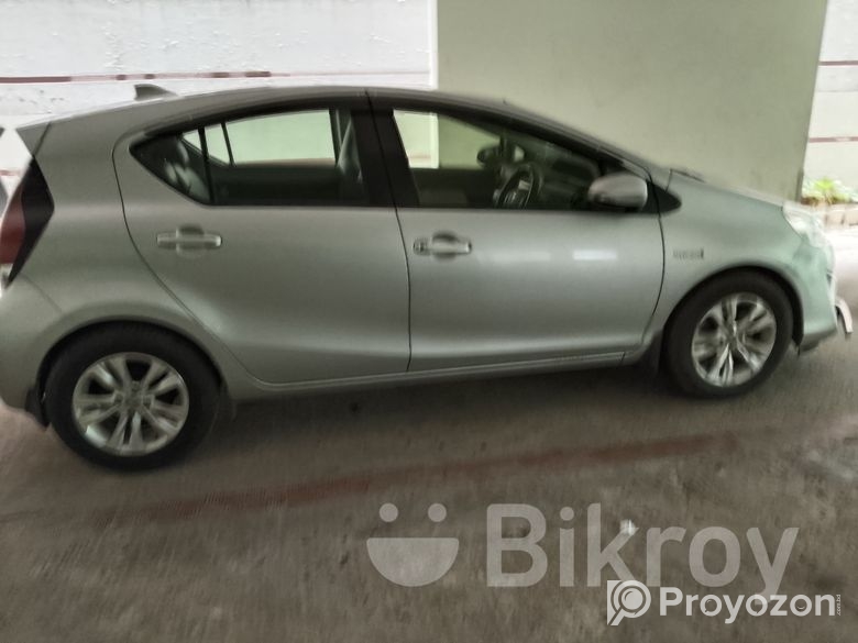 Toyota Aqua Hy-brid 2015