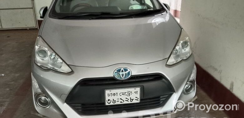 Toyota Aqua Hy-brid 2015