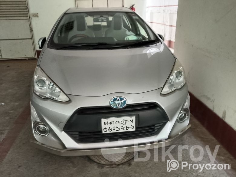 Toyota Aqua Hy-brid 2015