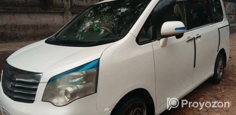 Toyota Noah 2012