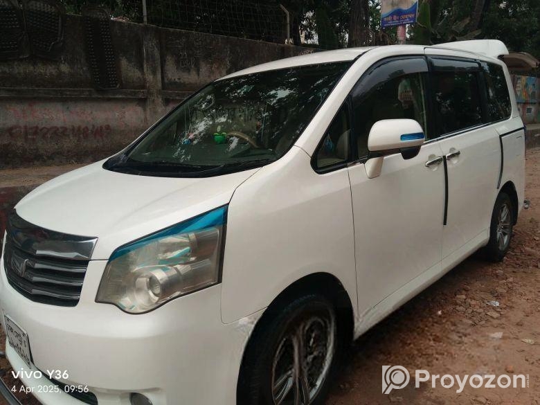 Toyota Noah 2012