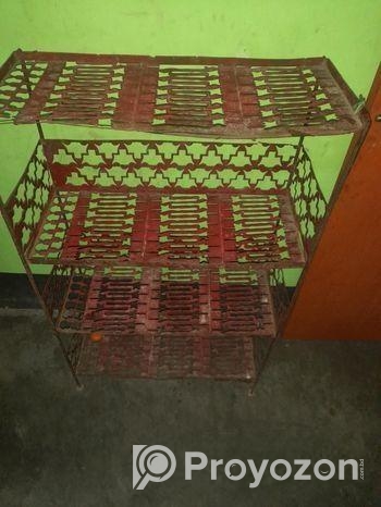 একটি লোহার তৈরী কিচেন রেক