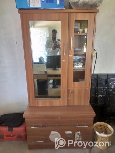 একটি ড্রেসিং টেবিল বিক্রয় করা হবে।