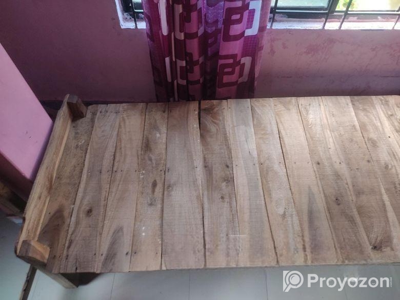 সিঙ্গেল চৌকি এবং পড়ার টেবিল বিক্রি হবে