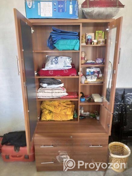 একটি ড্রেসিং টেবিল বিক্রয় করা হবে।