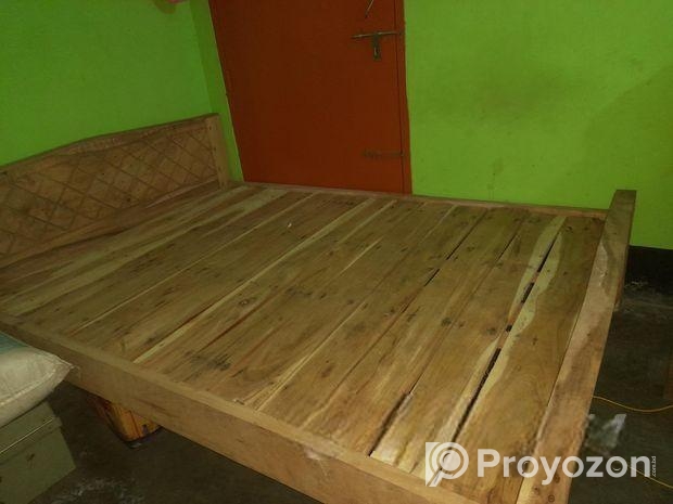 একটি কাঠের খাট