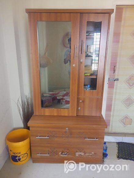 একটি ড্রেসিং টেবিল বিক্রয় করা হবে।