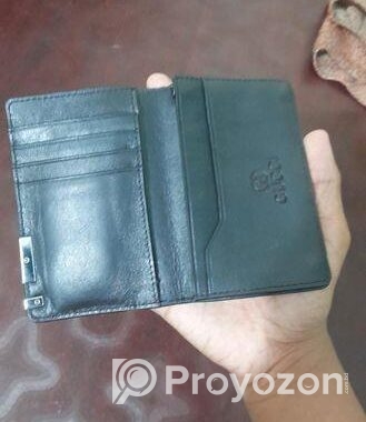 মানিব্যাগ একবারে নতুন ইউজ করা হয়নি খুবই ভালো