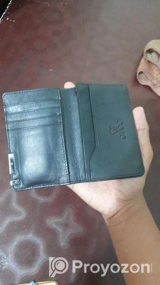 মানিব্যাগ একবারে নতুন ইউজ করা হয়নি খুবই ভালো