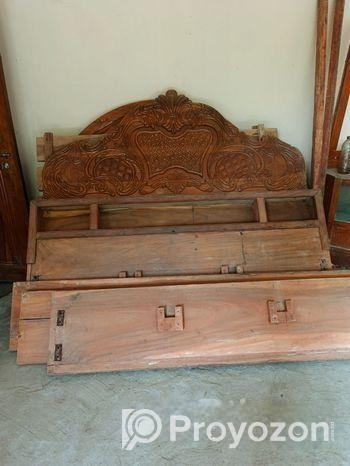 সেগুন গাছের কাঠের তৈরি বড় বক্স খাট