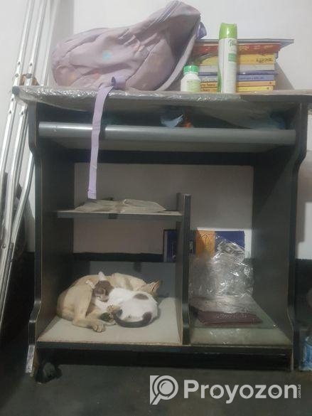 কম্পিউটার বা ল্যাপটপ রাখার টেবিল