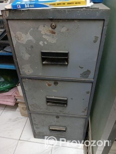৩ ড্রয়ারের একটা ক্যাবিনেট বিক্রি হবে