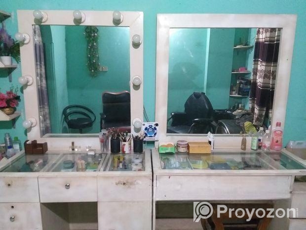 ডেসিন টেবিল ২ টা ই বিক্রি করা হবে আলোচনা সাপেক্ষ।