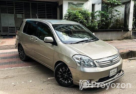 Toyota Raum 2004