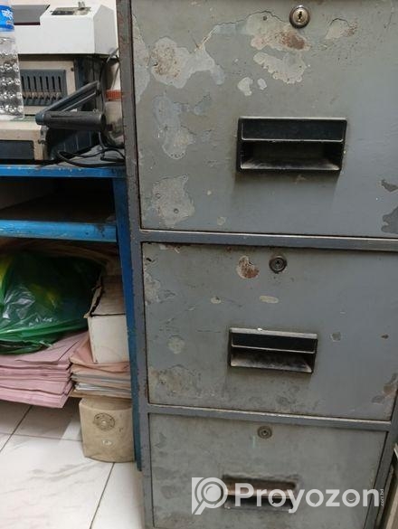 ৩ ড্রয়ারের একটা ক্যাবিনেট বিক্রি হবে