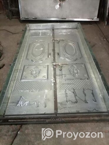 বক্সের দরজা
