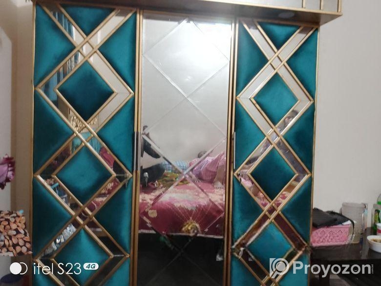 আলমারি টি বিক্রি করা হবে