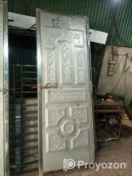 বক্সের দরজা