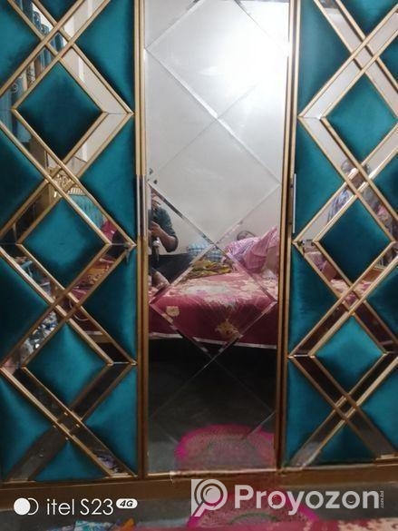 আলমারি টি বিক্রি করা হবে