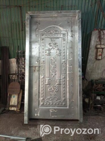 বক্সের দরজা