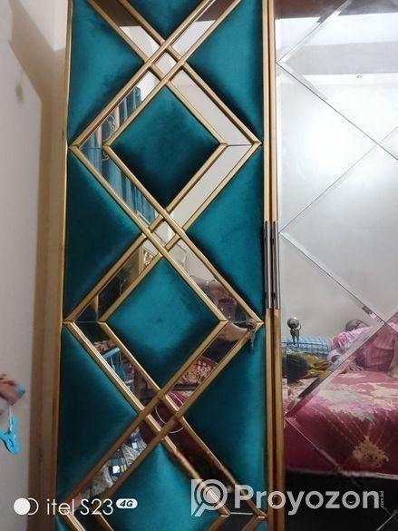 আলমারি টি বিক্রি করা হবে