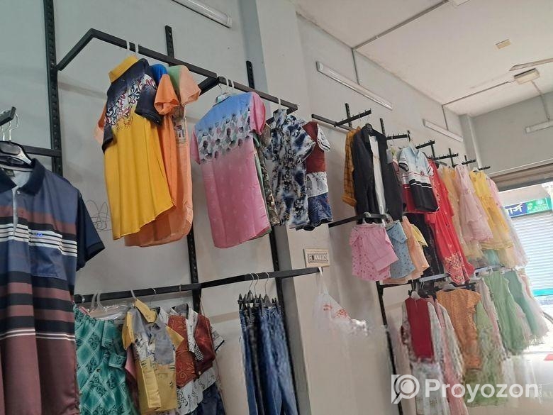 এই দোকানের ডেকোরেশন সহ মালামাল বিক্রি করা হবে মাত্