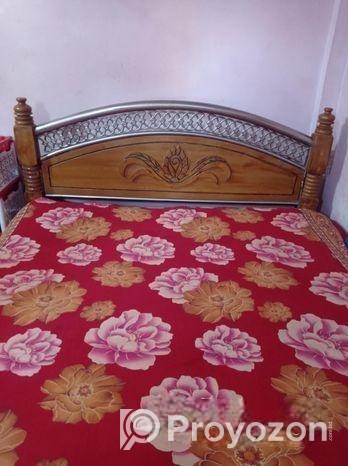 দুইটি স্টিলের খাট