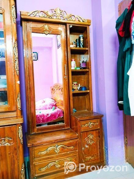 একটি ড্রেসিং টেবিল বিক্রি হবে