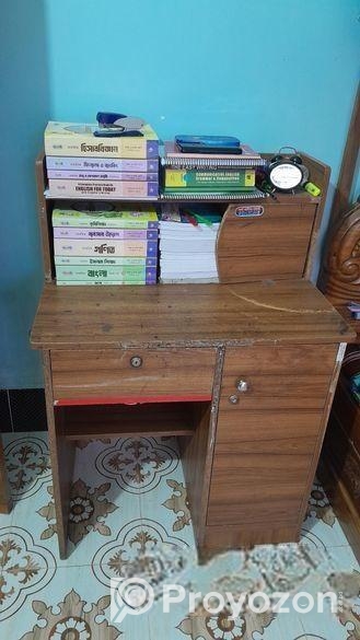 পড়ার টেবিল