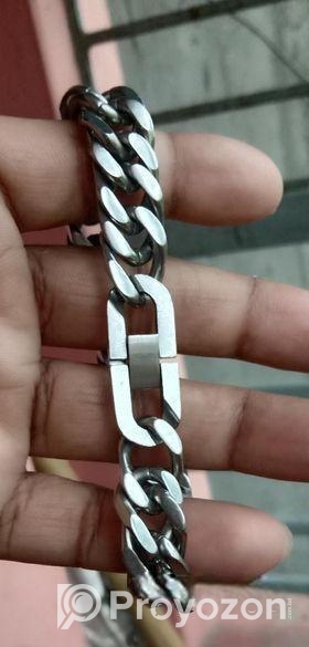 Stainless Steel এর একটি ব্রেসলেট বিক্রি করা হবে