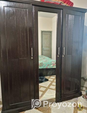 একটি আলমারি আর্জেন্ট বিক্রি হবে