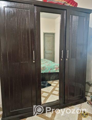 একটি আলমারি আর্জেন্ট বিক্রি হবে