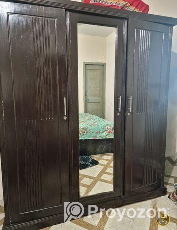 একটি আলমারি আর্জেন্ট বিক্রি হবে