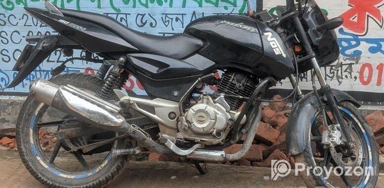 Bajaj Pulsar 150 . 2016