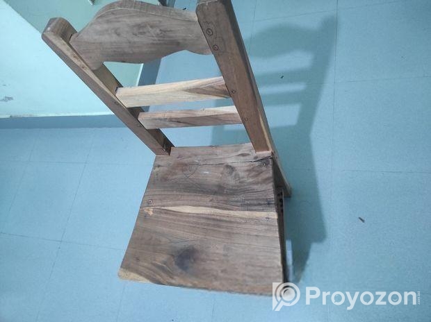 কাঠের চেয়ার