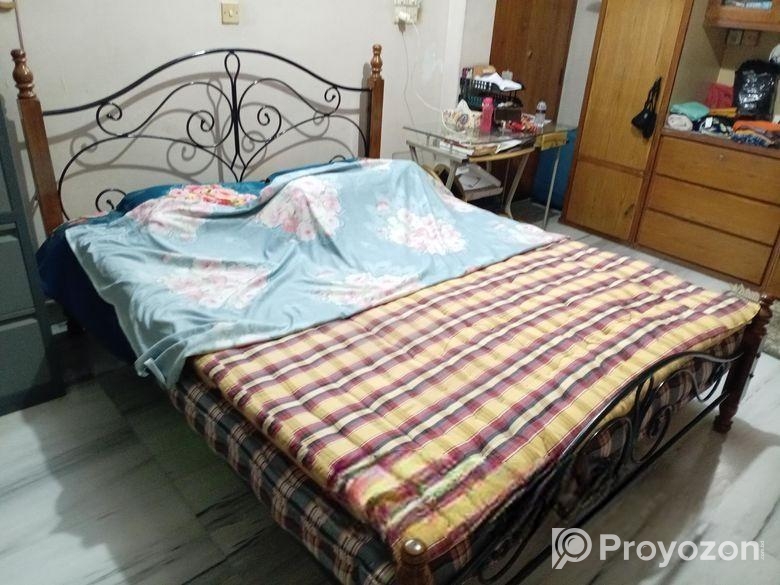 সেগুন কাঠের পায়াসহ রট আয়রনের কিং সাইজ খাট