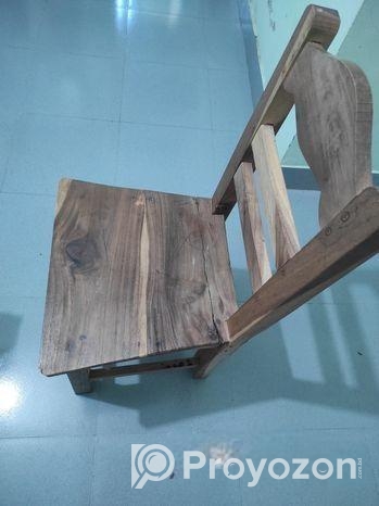 কাঠের চেয়ার