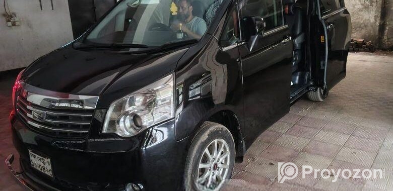 Toyota Noah . 2010