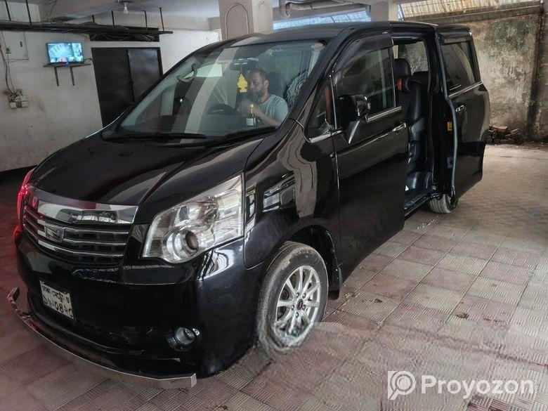 Toyota Noah . 2010