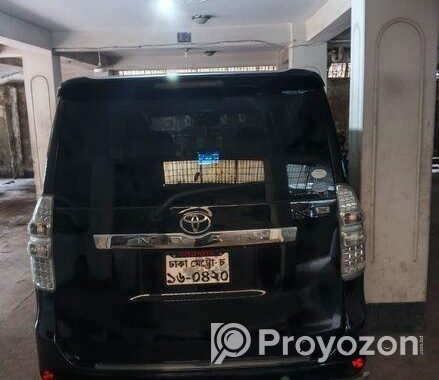 Toyota Noah . 2010