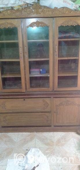 একটি দেওয়াল শোকেস বিক্রি হবে