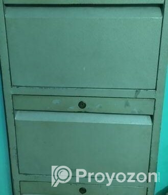 স্টিলের ৪ পাটের ড্রয়ার।