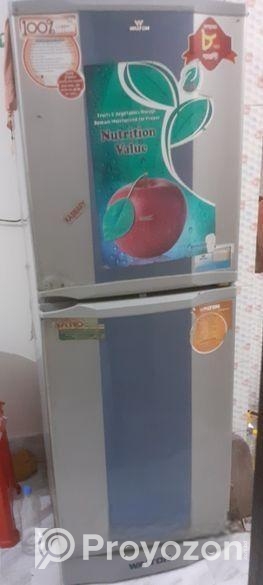 ওয়ালটনের একটি বড় ফ্রিজ