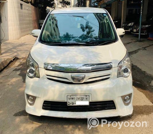 Toyota Noah Si 2011