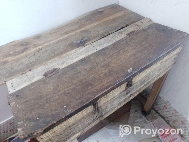 টেবিল চেয়ার পুরানো