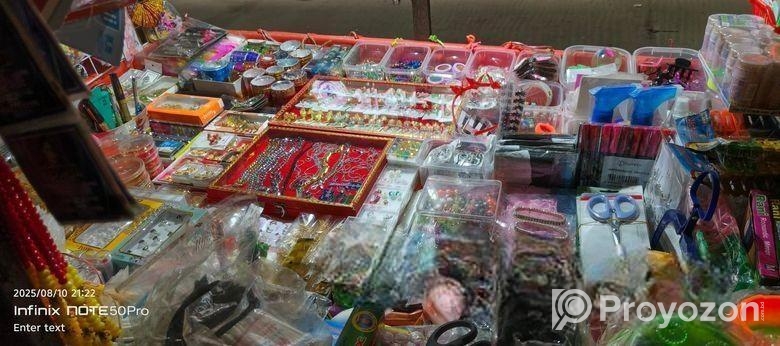 ভ্রাম্যমান কসমেটিক্স ও খেলনা দোকান
